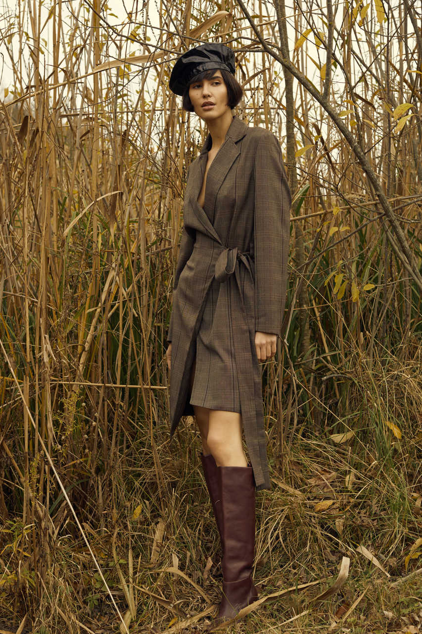 Result of a wonderful collaboration between the ROAD x Carmina Cimpoeru, the REED coat reminded us of  intermediate seasons, seeing changing colors of nature. As a connection between old vs new with a romantic – minimalist touch, the REED coat is tied by a cord – this being the simplistic touch needed for a polished piece. Textile composition of 70% cotton and 30% polyester.