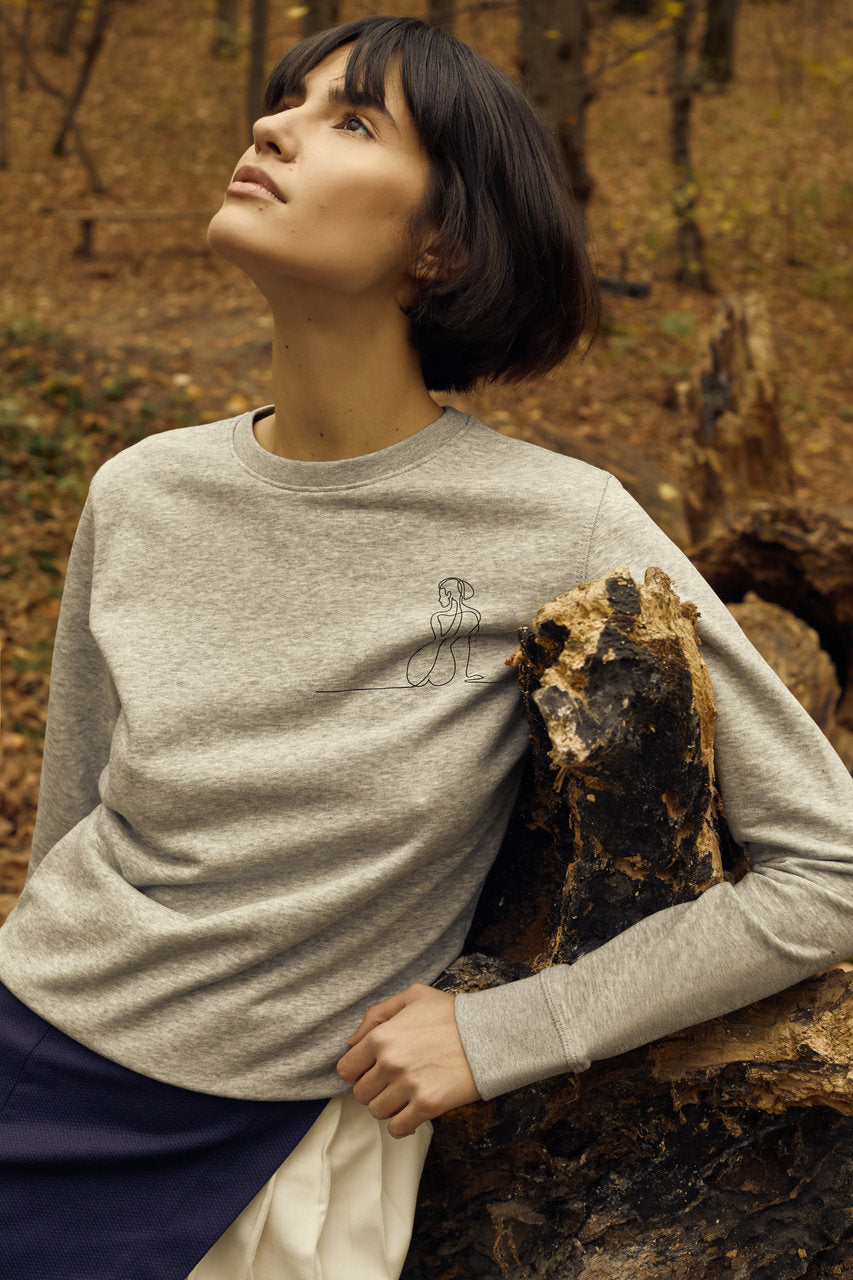 Playful and feminine, this sweatshirt has been designed by Stella Stanley with an add sensual contour graphic that will uplift the feeling of being comfortable yet fashionable. Crafted out in 100% cotton with a round neck collar, available in white or grey.