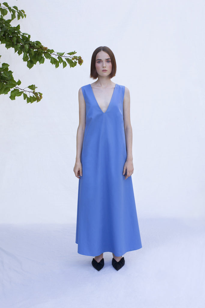 The Forget-me-not dress epitomizes the ease of the summer style in a minimalist way. It has a clean A-line cut that tents out loose for a modern and breezy shift. No worries, although having a deep V-cut front and back, the dress is constructed to don’t unveil any of your secrets. Crafted out in 100% cotton with added pockets , this dress is a simple and effortless piece.   Colour : Blue