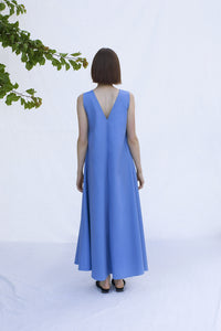 The Forget-me-not dress epitomizes the ease of the summer style in a minimalist way. It has a clean A-line cut that tents out loose for a modern and breezy shift. No worries, although having a deep V-cut front and back, the dress is constructed to don’t unveil any of your secrets. Crafted out in 100% cotton with added pockets , this dress is a simple and effortless piece.   Colour : Blue