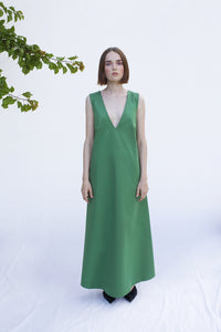 The Lily of the Forest dress epitomizes the ease of the summer style in a minimalist way.  It has a clean A-line cut that tents out loose for a modern and breezy shift.  No worries, the dress is constructed in such way to keep all of your secrets. Crafted out in 100% cotton with front and back V- neck and deep pockets, this dress is a simple and effortless piece.  Color : Green
