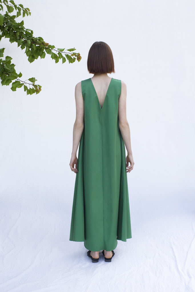 The Lily of the Forest dress epitomizes the ease of the summer style in a minimalist way.  It has a clean A-line cut that tents out loose for a modern and breezy shift.  No worries, the dress is constructed in such way to keep all of your secrets. Crafted out in 100% cotton with front and back V- neck and deep pockets, this dress is a simple and effortless piece.  Color : Green