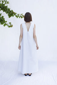 The Lily of the Valley dress epitomizes the ease of the summer style in a minimalist way.  It has a clean A-line cut that tents out loose for a modern and breezy shift.  No worries, the dress is constructed in such way to keep all of your secrets. Crafted out in 100% cotton with front and back V- neck and pockets, this dress is a simple and effortless piece.  Color : White